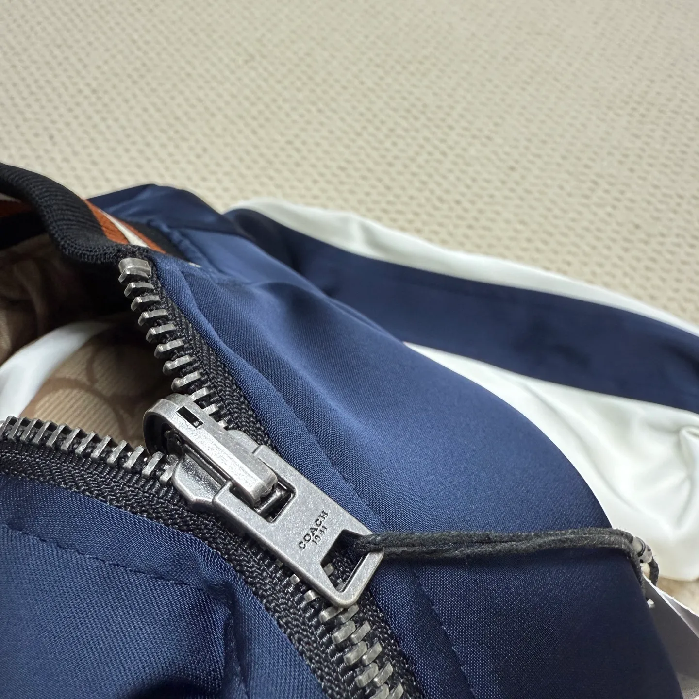 Provide one piece of clothing for two wears! COACH New Arrival women's jacket is here. Kou's New Arrival embroidered reversible baseball jacket for women. Super beautiful reversible baseball jersey. Produced by a major trading factory. Excellent quality. The quantity is not large, only about 500 pieces. But it's also very fragrant. One side is made of high-weight Navy Blue satin fabric. This fabric is absolutely amazing. Ordinary satin fabrics on the market are either soft and shapeless. Or the texture is rough and not delicate enough. The more delicate the fabric, the higher the fabric requirements. The fabric woven with forty-eight double yarns and three yarns is not only as delicate as Dove chocolate. And just hanging it flat there is very classy. I have tried it countless times and there is absolutely no snagging. The grass embroidery on the front chest can be said to be very three-dimensional. Perfectly complementing each other. Wearing it on the reverse side is a combination of color-blocked C all-over print and satin fabric. Classic is revealed in a low profile. All sizes available in complete packaging. Size: S-L (reversible) Color: Navy Blue (presbyopia reversed) (Material: polyester fiber) S size: length 59CM, bust 120CM, shoulder raglan (raglan) 72CM, reference weight 90-105 catties M size: length 61CM, bust 124CM, shoulder raglan (raglan) 74CM, reference weight 105-115 catties L size: length 63CM Bust 128CM, shoulder sleeves (raglan) 76CM, reference weight 115-130 catties